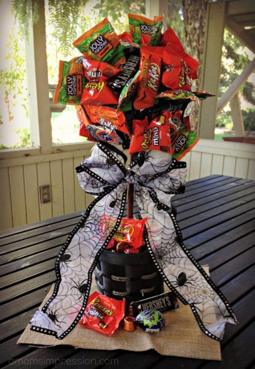 Easy Halloween DIY Candy Bouquets. Perfect craft project for kids. 