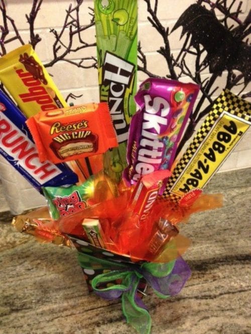 Easy Halloween DIY Candy Bouquets. Perfect craft project for kids. 
