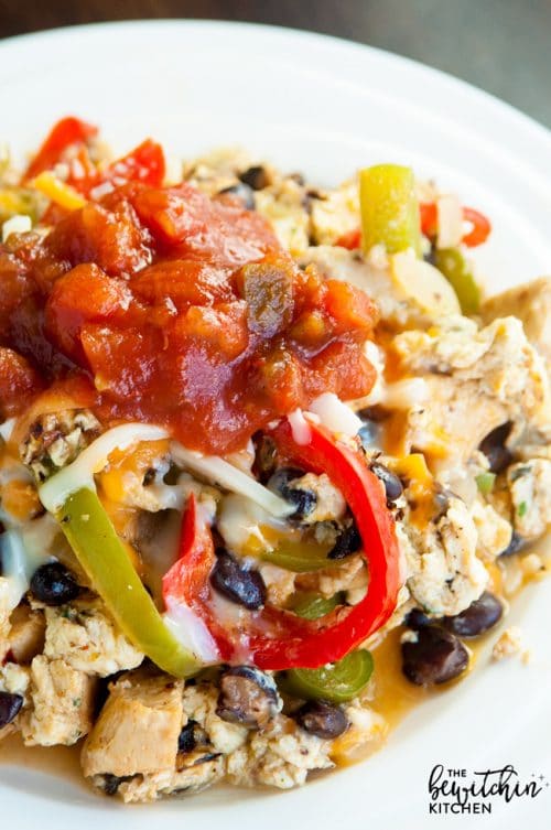 Chicken Fajita Scramble - chicken breakfast recipes have never been so good. This also makes a delicious (and healthy) lunch idea that is 21 Day Fix and PiYo approved. Healthy eating is easy with recipes like this.