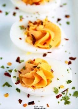 Sriracha Deviled Eggs - these yummy appetizers are so easy to make and are a party hit. This spicy 21 Day Fix approved recipe is a high protein snack.