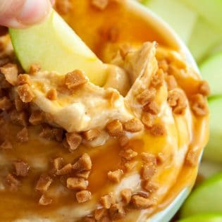 Peanut Butter Dip - calling all peanutbutter lovers! This creamcheese dessert dip is heaven on earth. Goes great with apples or shortbread cookies. I love the crunch of the skor topping too. So darn good! | thebewitchinkitchen.com