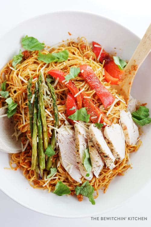 Sundried Tomato Pesto Pasta - this delicious summer dinner pasta dish features my favorite spring and summer vegetables and a homemade sundried tomato pesto.