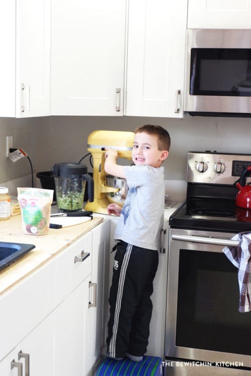 Making muffins with kids. Easy baking recipes for children.