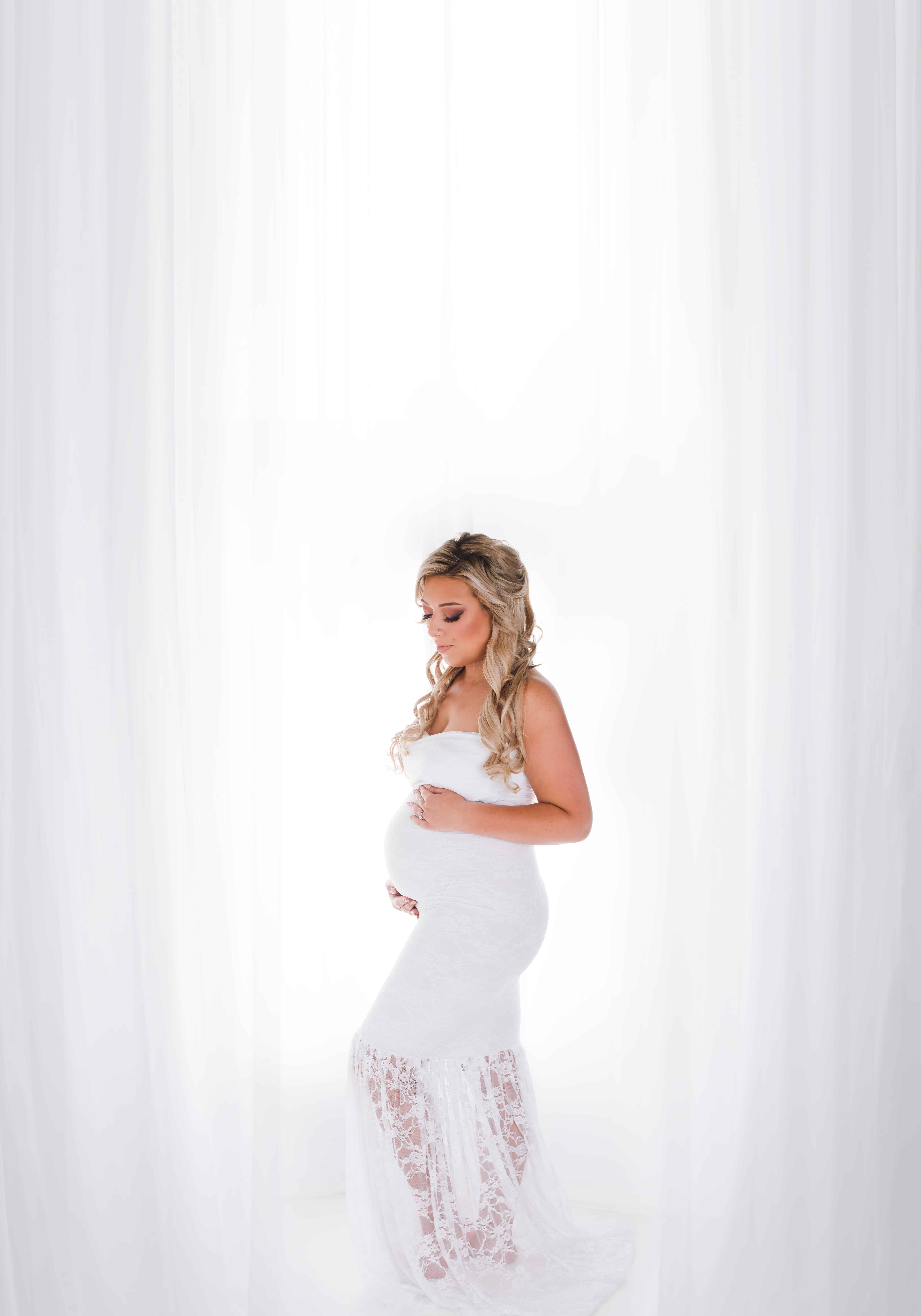 35 Maternity Poses Every Mom-To-Be Needs At Photoshoot