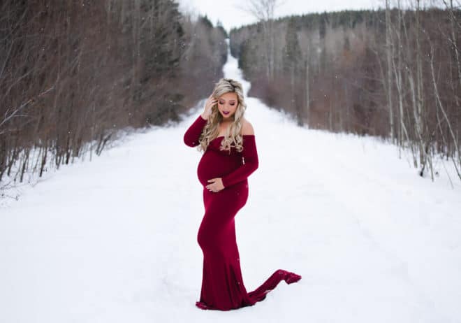 Beautiful maternity photography ideas in this post. From angelic whites to winter shoots with a pop of red. LOVE IT!